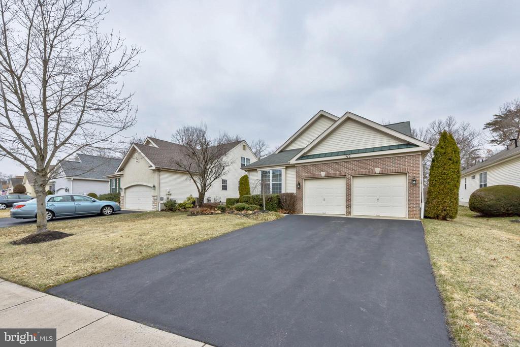142 GLENGARRY LANE