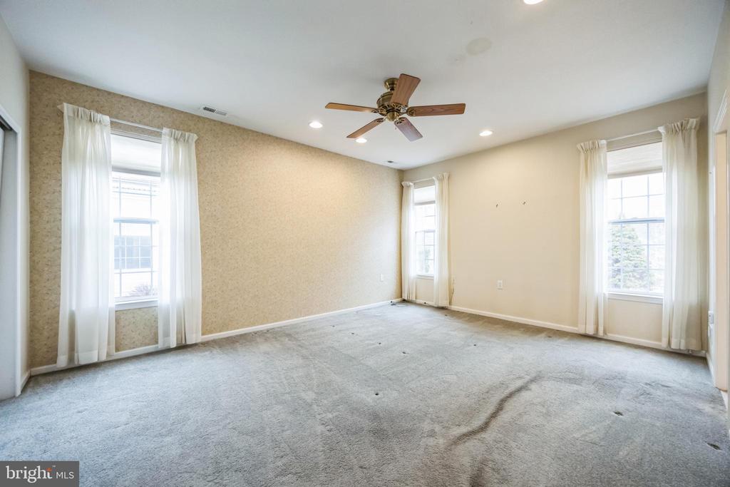 142 GLENGARRY LANE