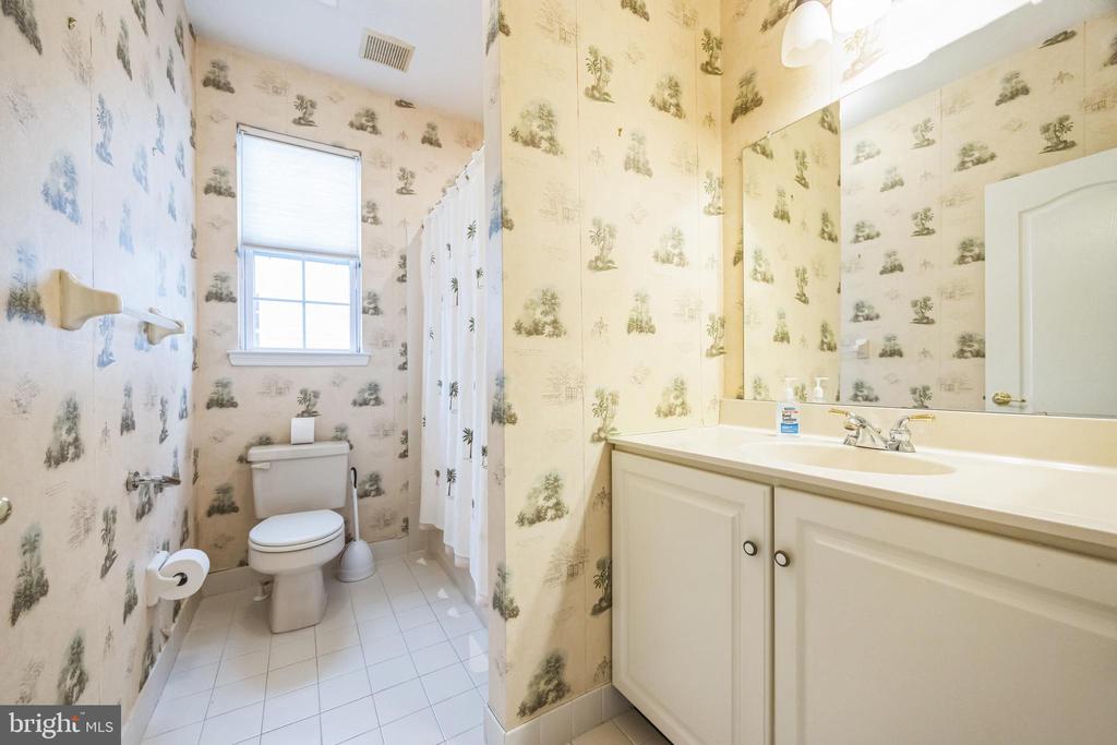 142 GLENGARRY LANE