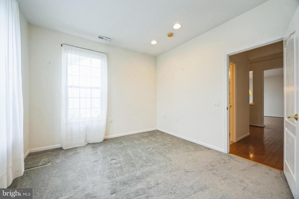 142 GLENGARRY LANE
