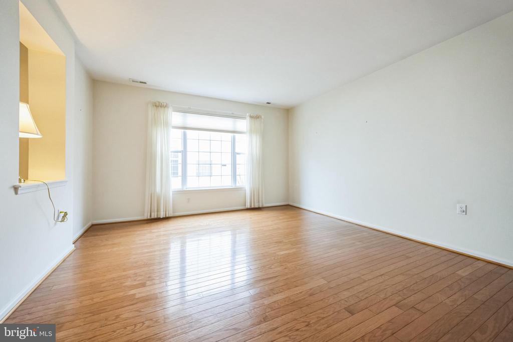 142 GLENGARRY LANE