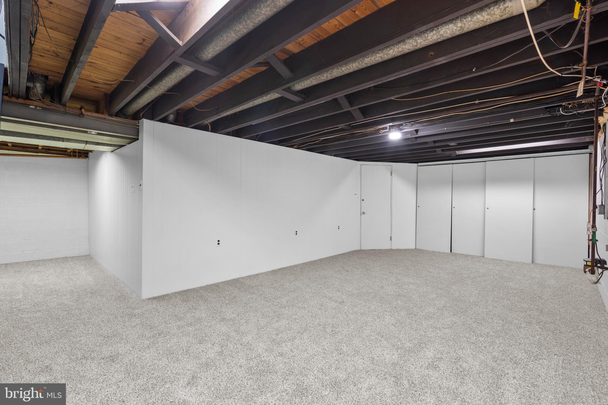 6 YORKTOWN COURT