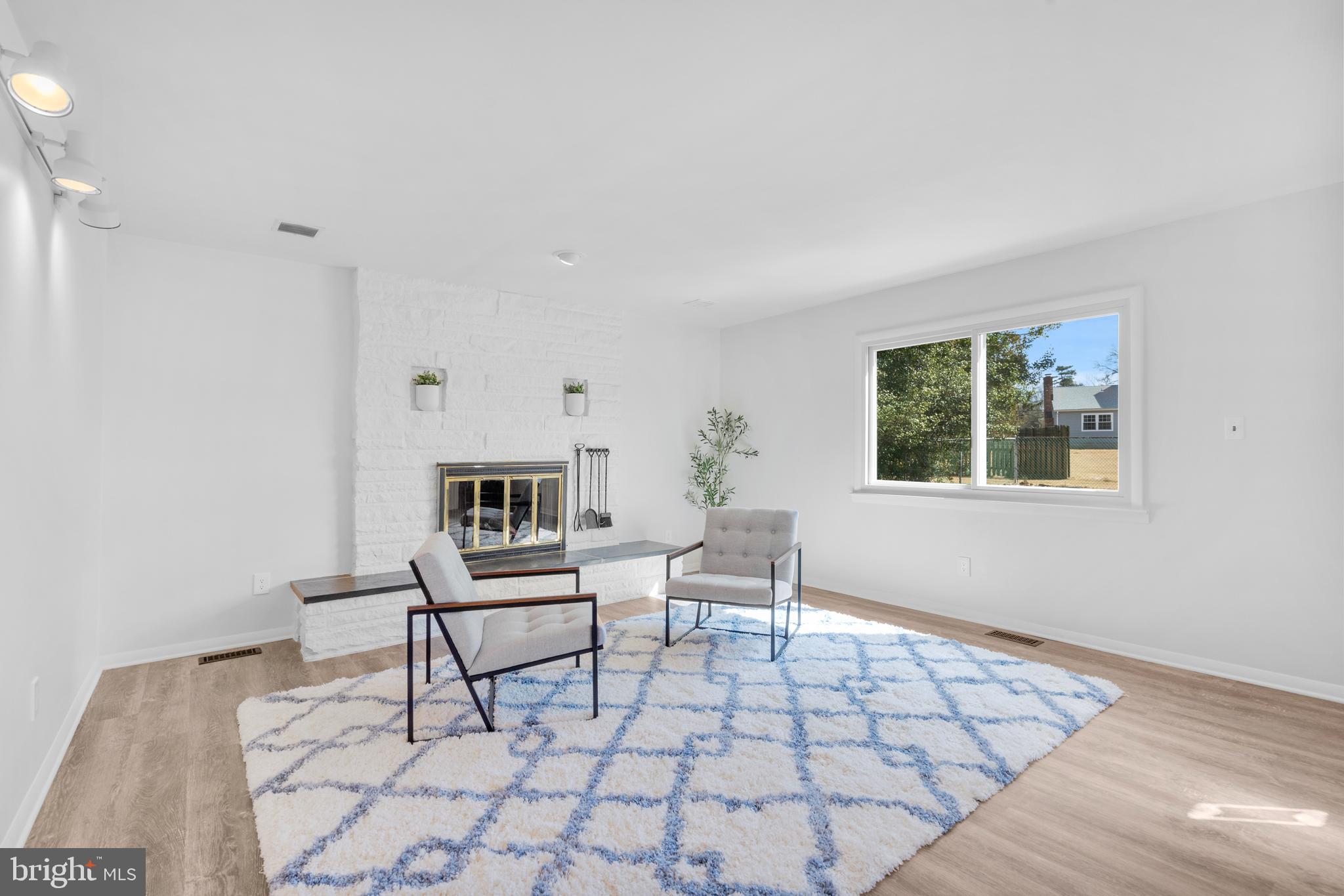 6 YORKTOWN COURT