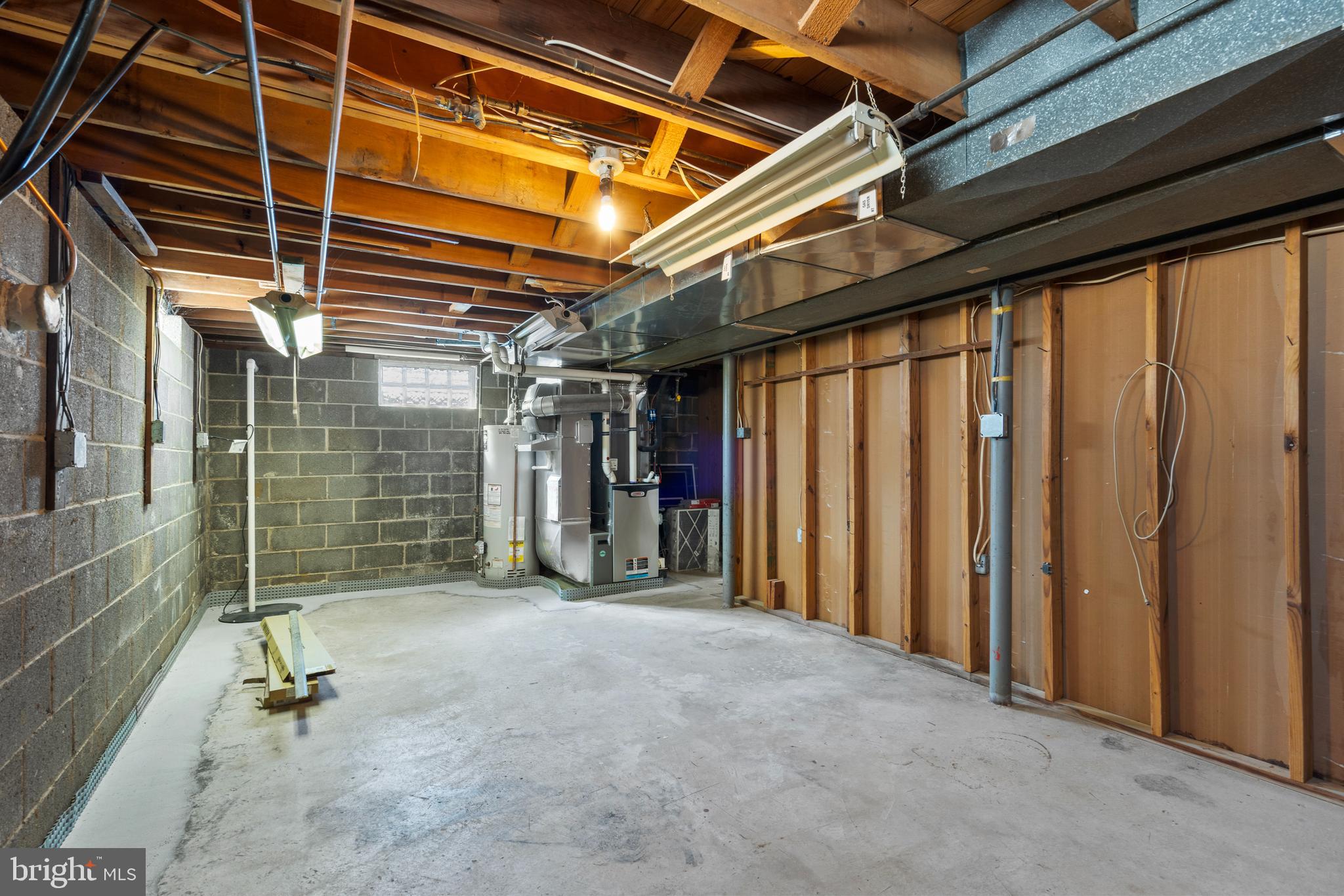 6 YORKTOWN COURT