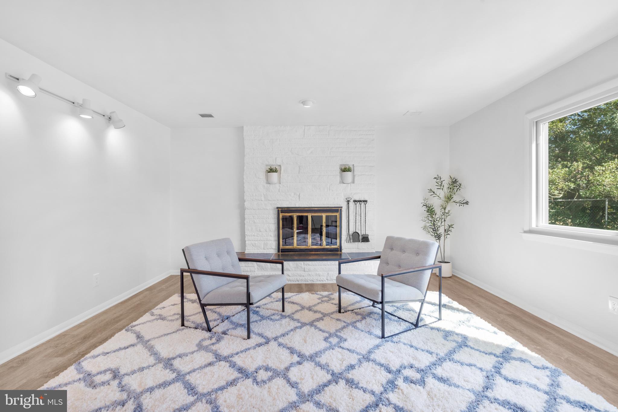 6 YORKTOWN COURT