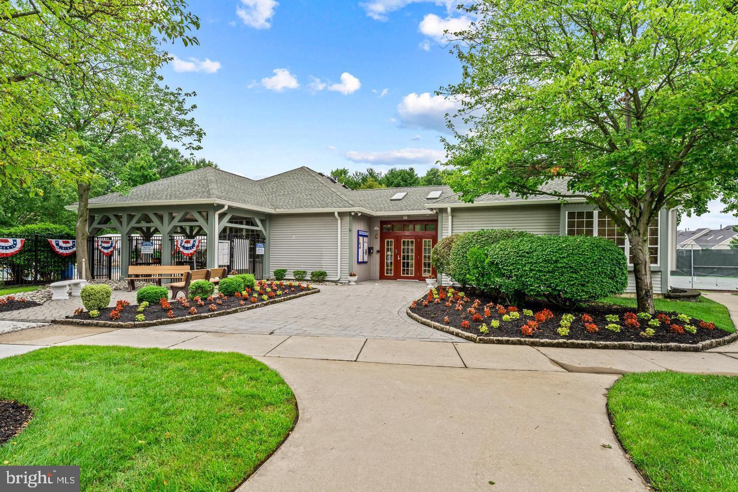1558-B Thornwood Dr