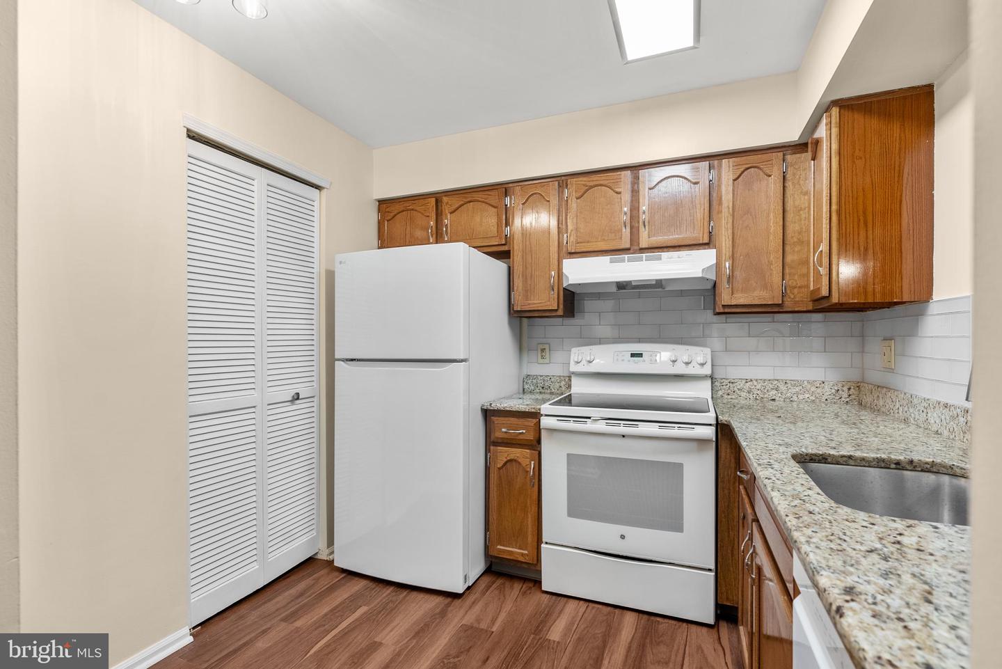 1558-B Thornwood Dr