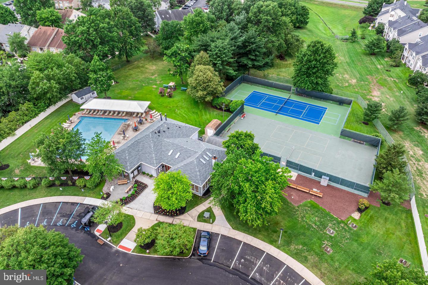 1558-B Thornwood Dr