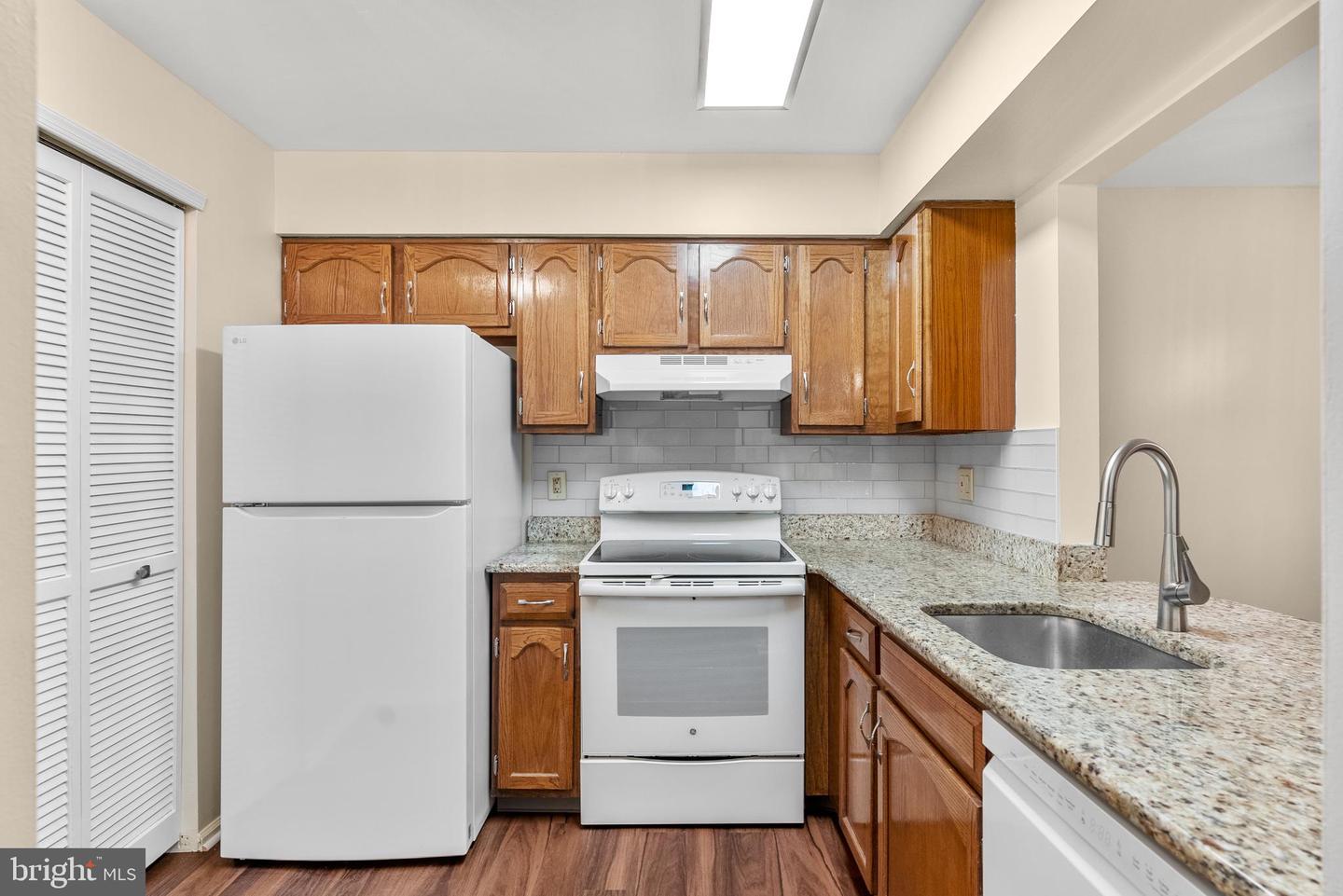 1558-B Thornwood Dr