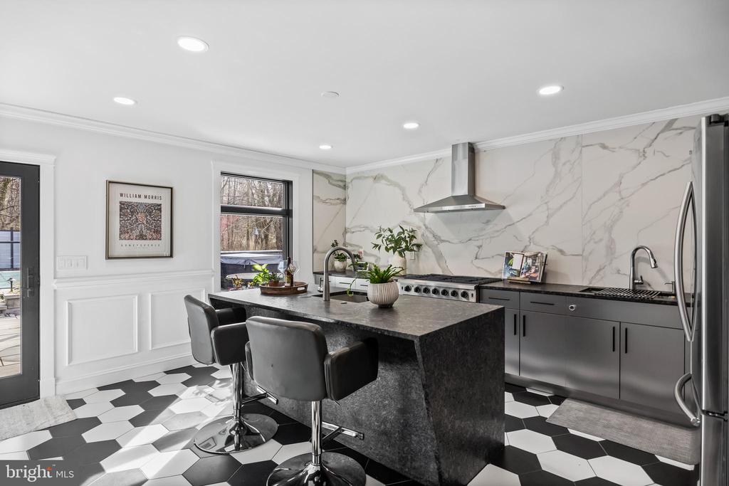 1405 GEORGIAN DRIVE