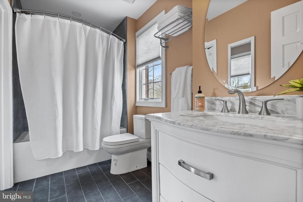 1405 GEORGIAN DRIVE