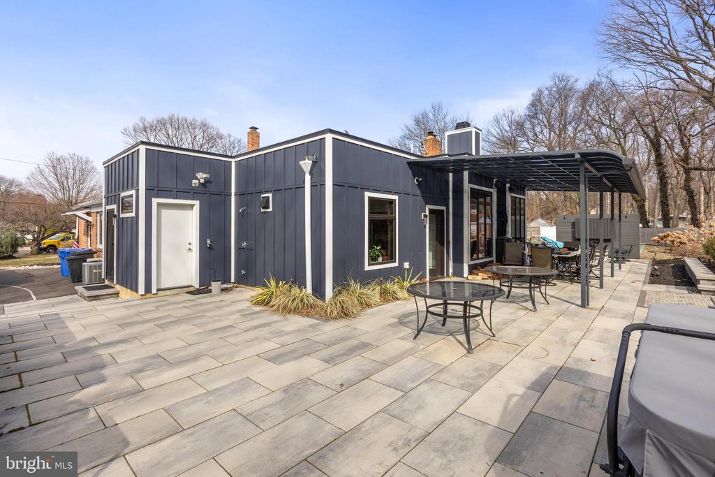 1405 GEORGIAN DRIVE