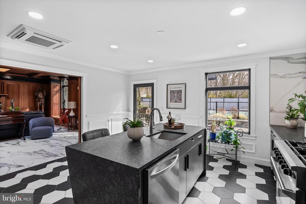 1405 GEORGIAN DRIVE