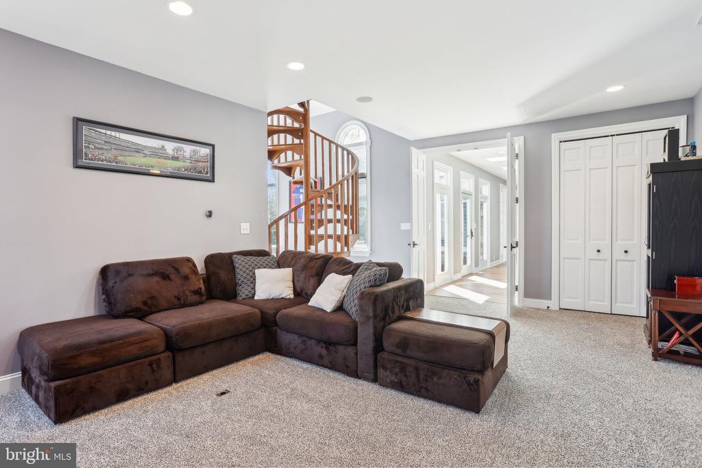 16 High Point Dr