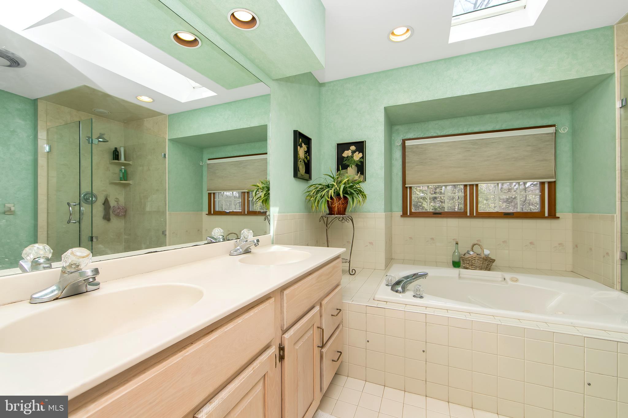 10 OAK TREE COURT