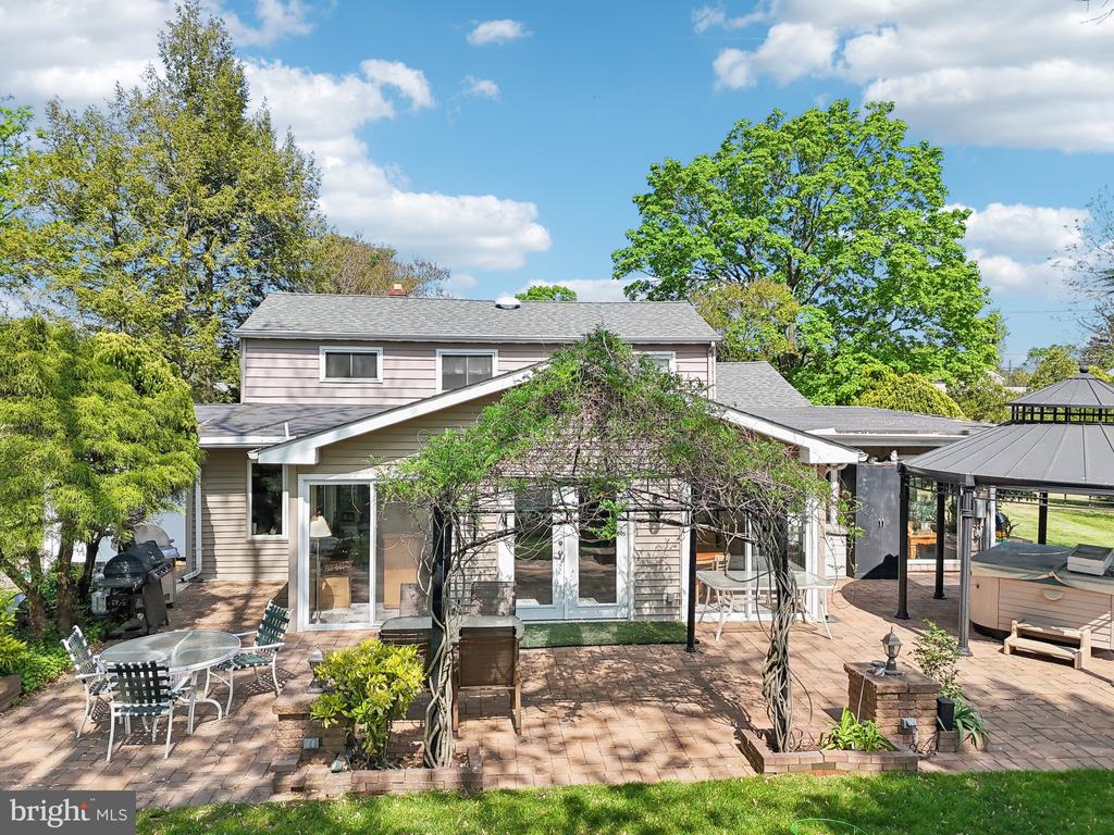 1511 GLENVIEW DRIVE