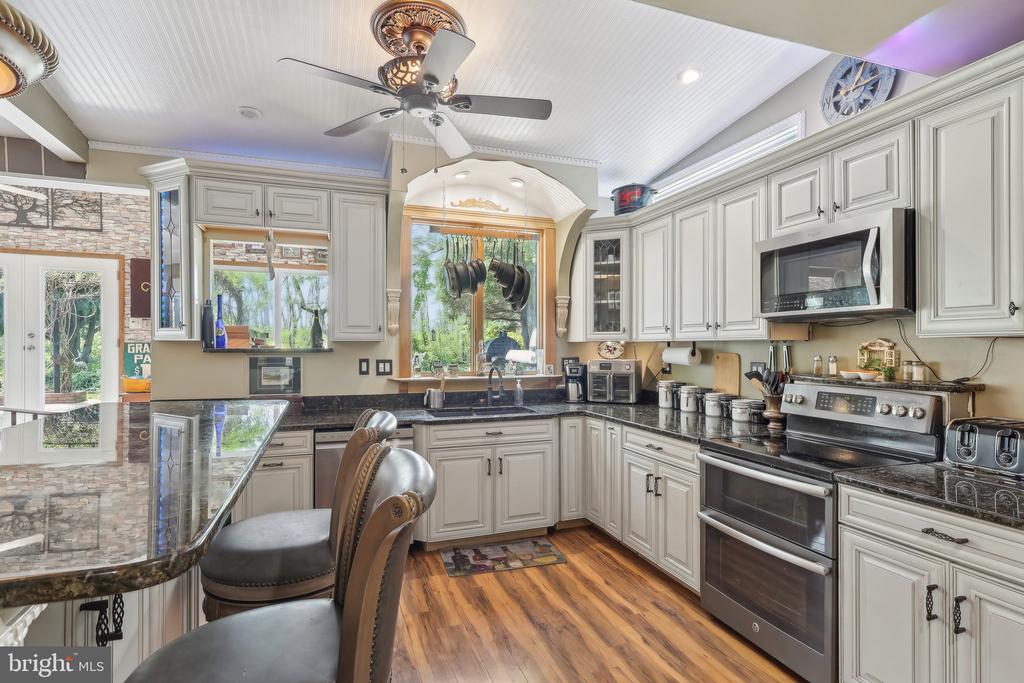 1511 GLENVIEW DRIVE