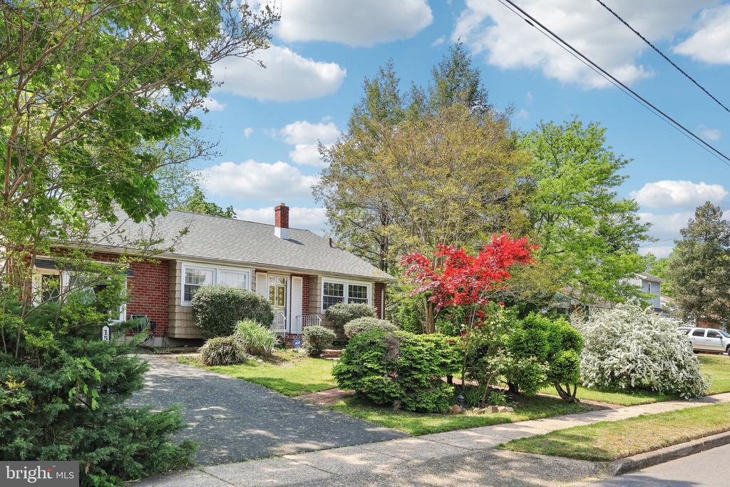 1511 GLENVIEW DRIVE