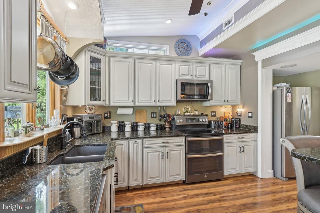 1511 GLENVIEW DRIVE