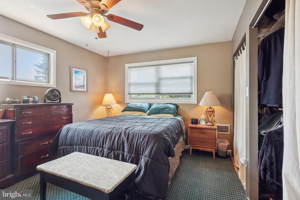 1511 GLENVIEW DRIVE