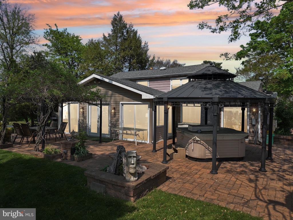 1511 GLENVIEW DRIVE