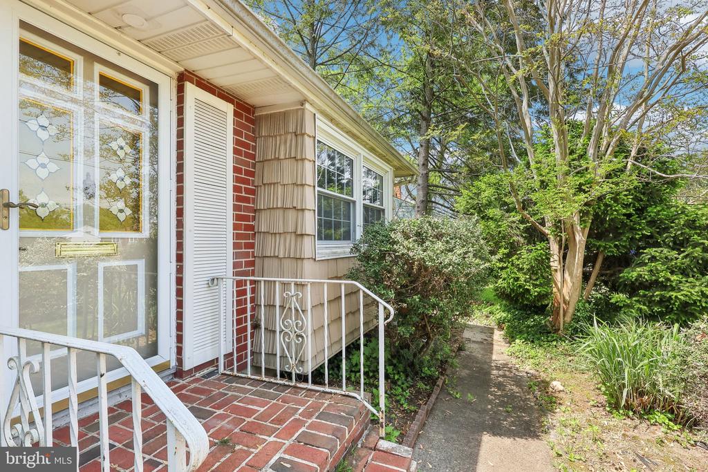 1511 GLENVIEW DRIVE