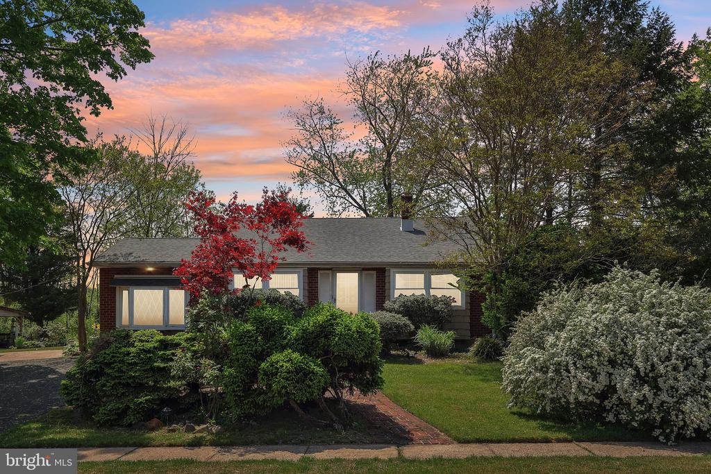 1511 GLENVIEW DRIVE