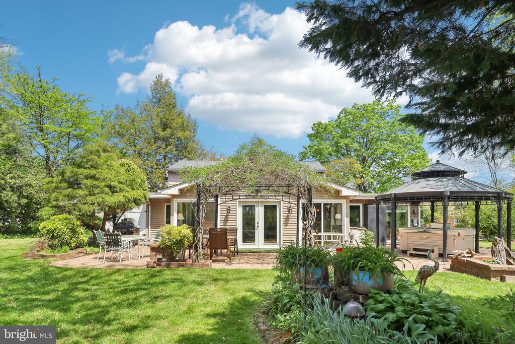 1511 GLENVIEW DRIVE