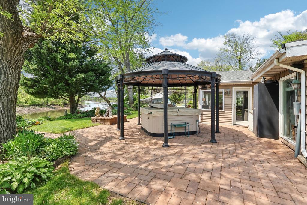 1511 GLENVIEW DRIVE