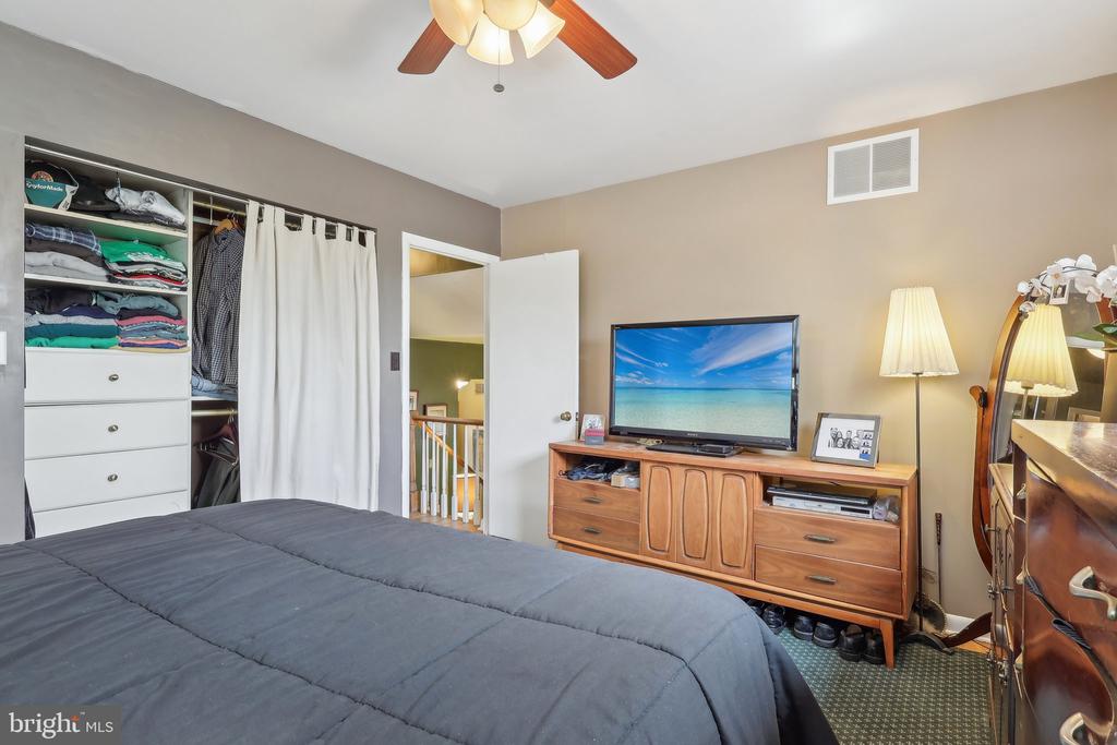 1511 GLENVIEW DRIVE