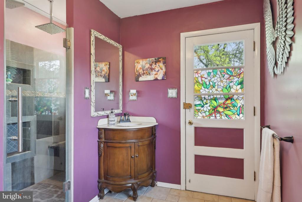 1511 GLENVIEW DRIVE