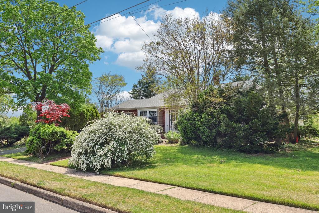 1511 GLENVIEW DRIVE