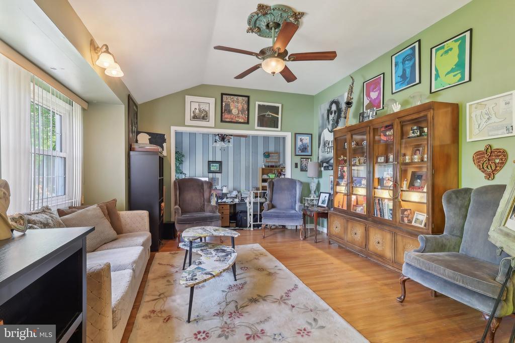 1511 GLENVIEW DRIVE
