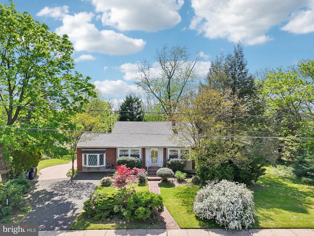 1511 GLENVIEW DRIVE