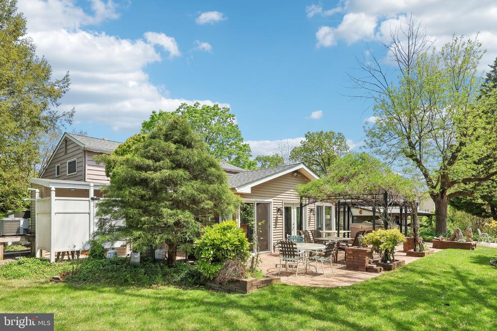 1511 GLENVIEW DRIVE