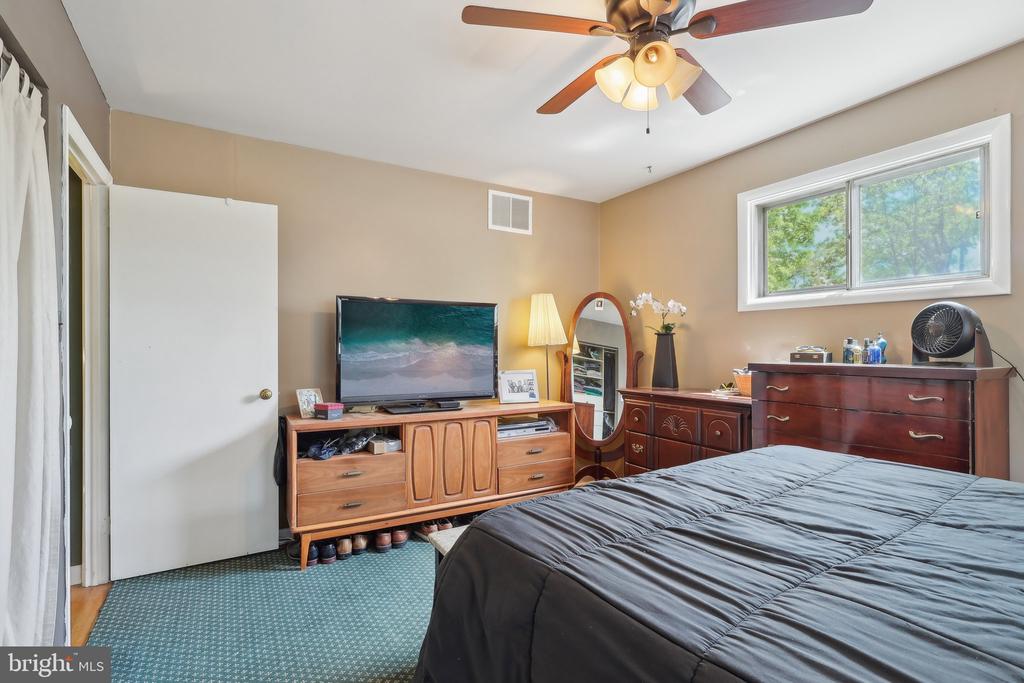 1511 GLENVIEW DRIVE