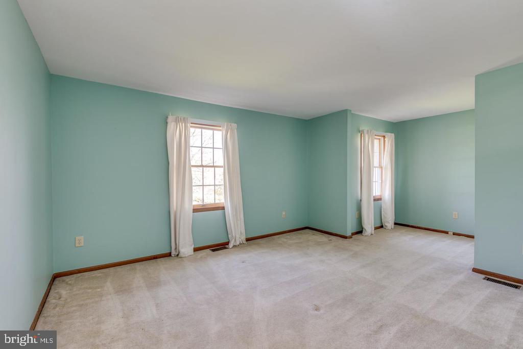 4 MEADOWVIEW DRIVE