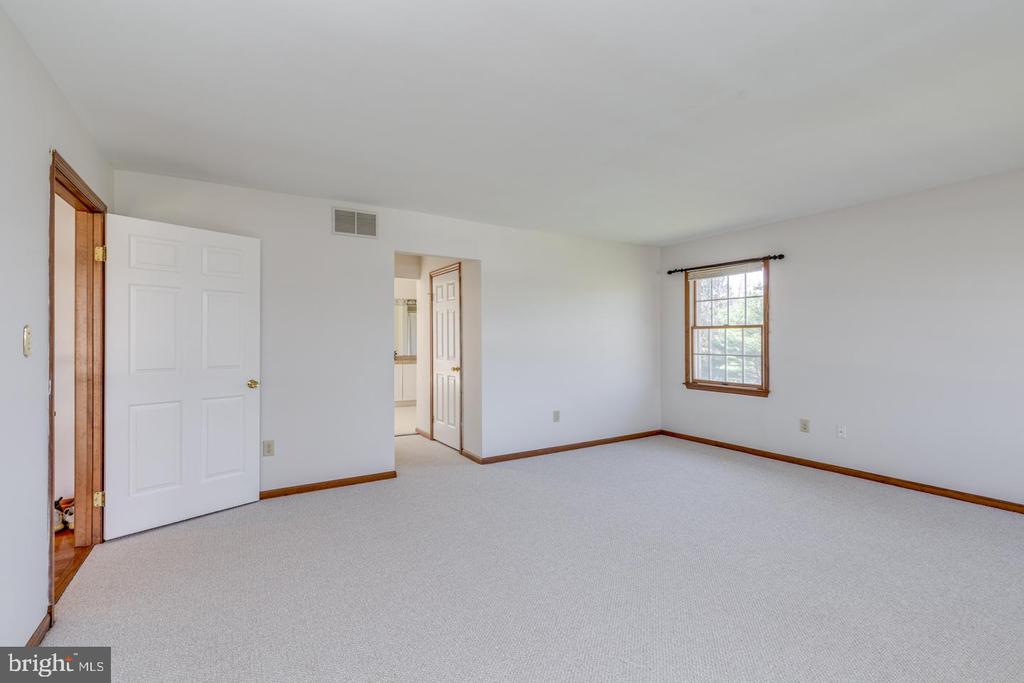 4 MEADOWVIEW DRIVE