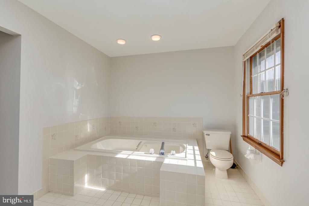 4 MEADOWVIEW DRIVE
