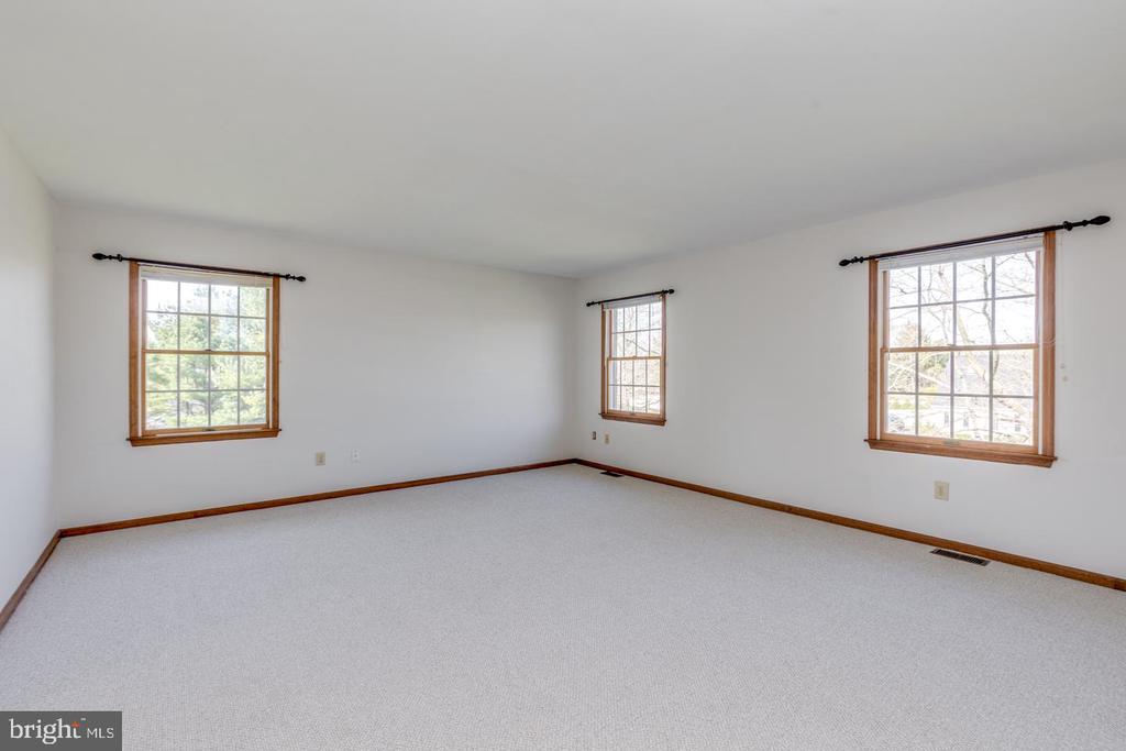 4 MEADOWVIEW DRIVE