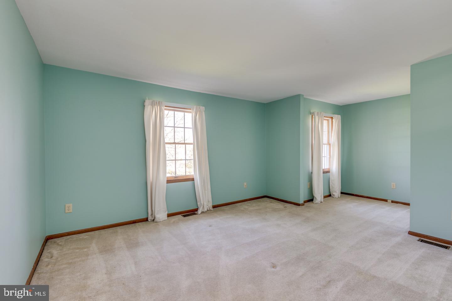 4 MEADOWVIEW DRIVE