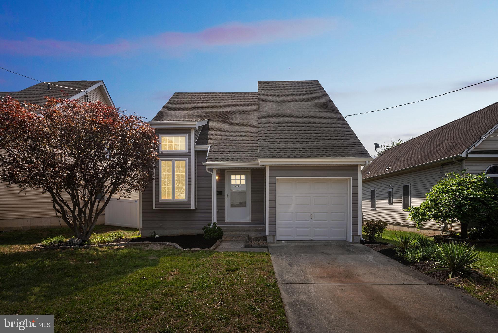 208 HOOKER STREET 1/2