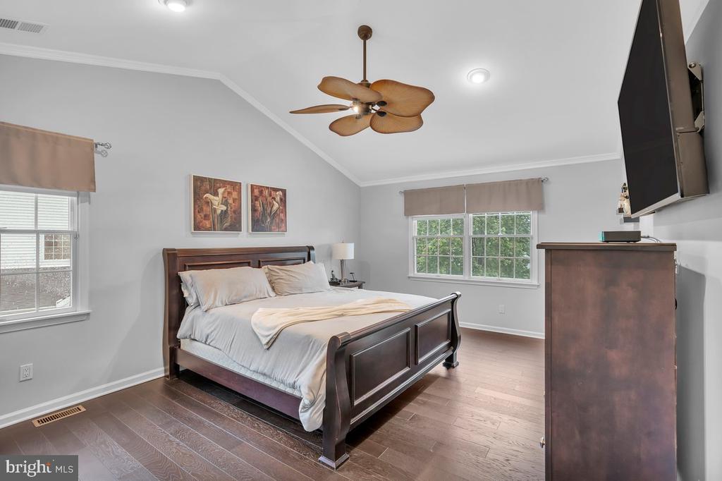 40 COUNTRY SQUIRE LANE