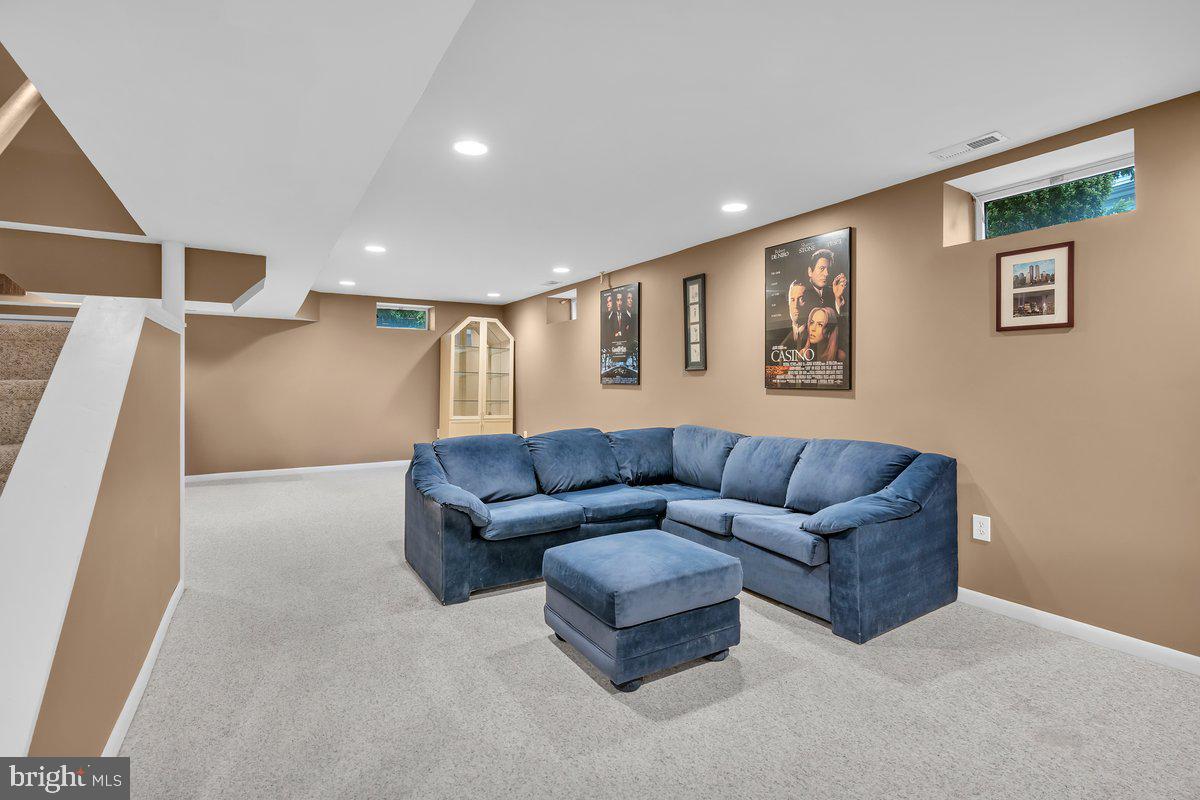 40 COUNTRY SQUIRE LANE