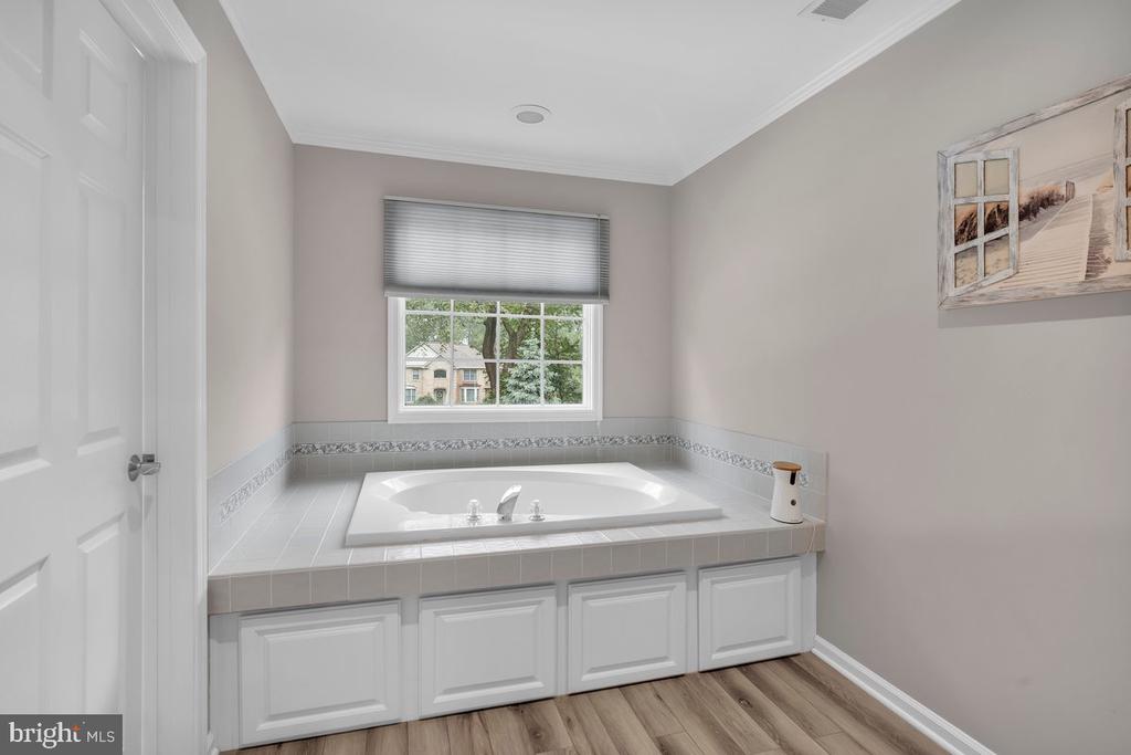 40 COUNTRY SQUIRE LANE