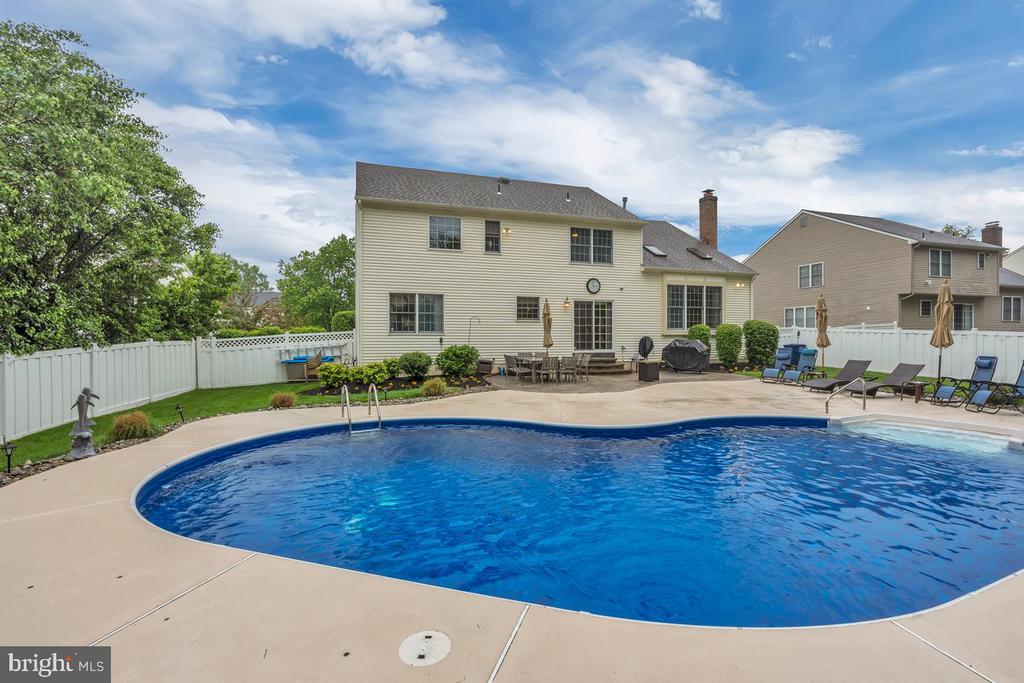 40 COUNTRY SQUIRE LANE
