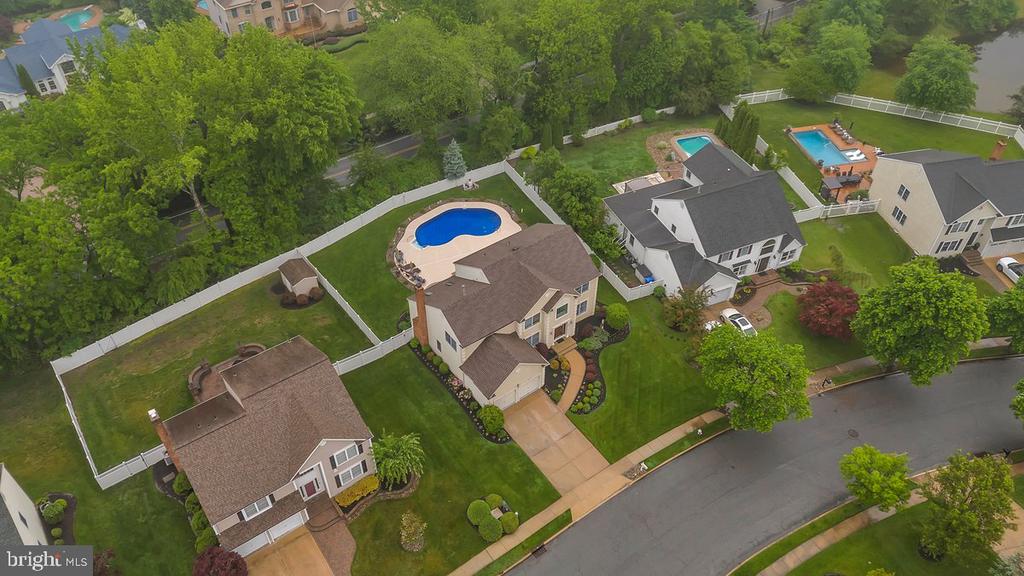 40 COUNTRY SQUIRE LANE