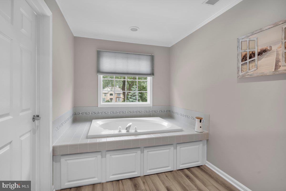 40 COUNTRY SQUIRE LANE