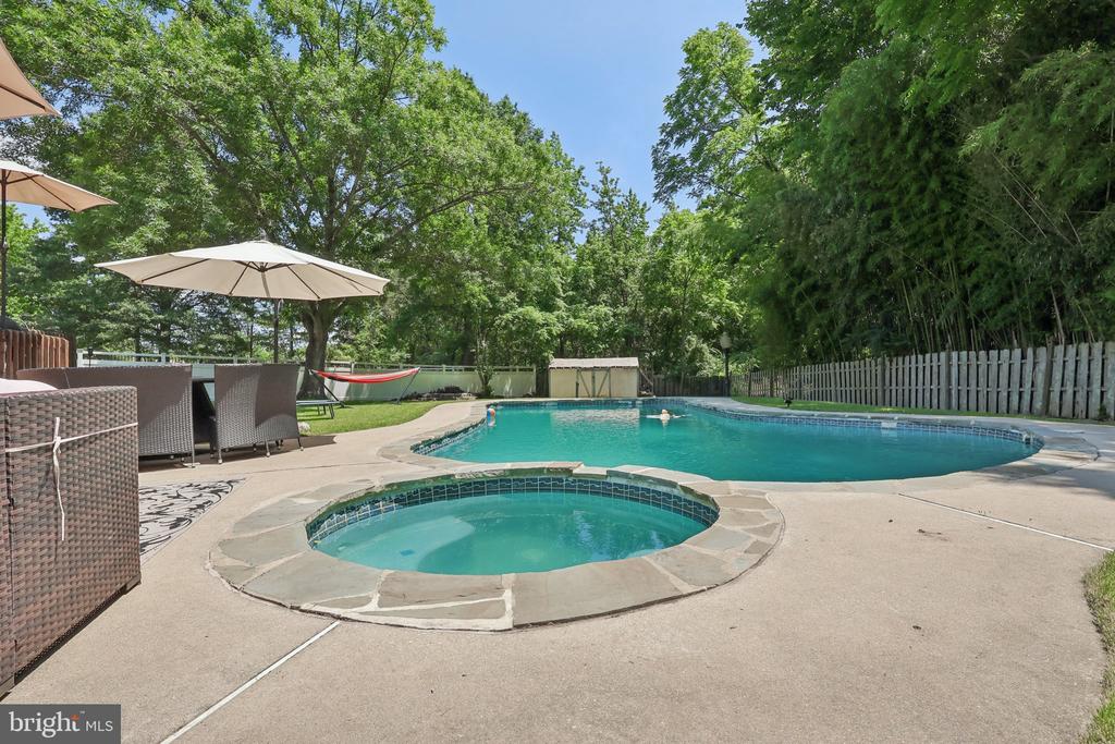 8 Conover Ct