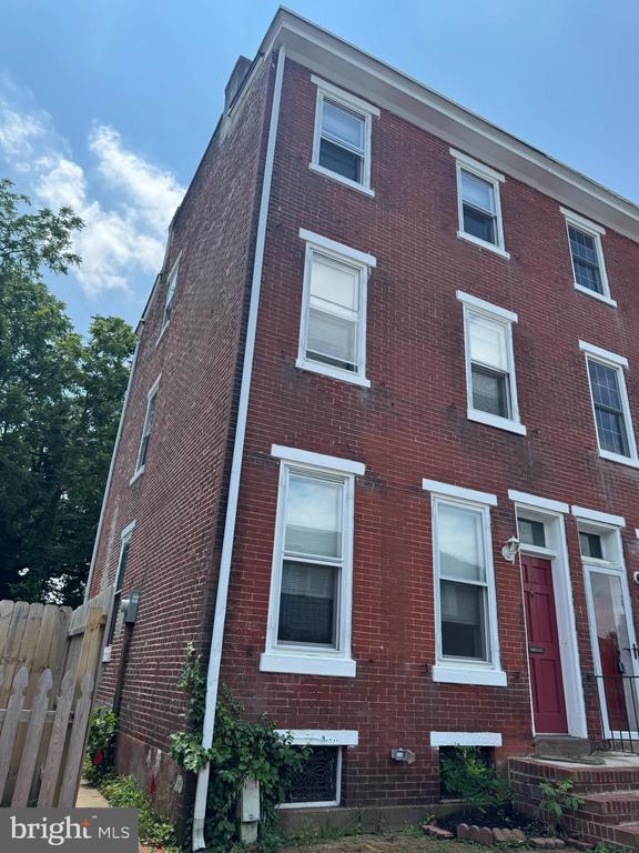 24 W PEARL STREET